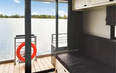 Blick auf einen Fluss in der Nähe des Bootes