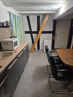 Küche/Küchenzeile in der Unterkunft Montage Wohnung zum Walnussbaum Deutschhof