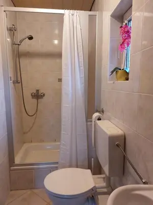 Ein Badezimmer in der Unterkunft Bungalow Teltow Seehof