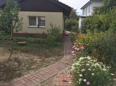Ein Garten an der Unterkunft Bungalow Teltow Seehof