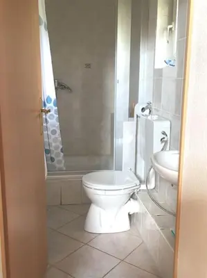 Ein Badezimmer in der Unterkunft Bungalow Teltow Seehof