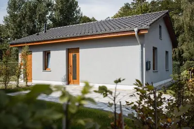 Das Gebäude in dem sich das Ferienhaus befindet