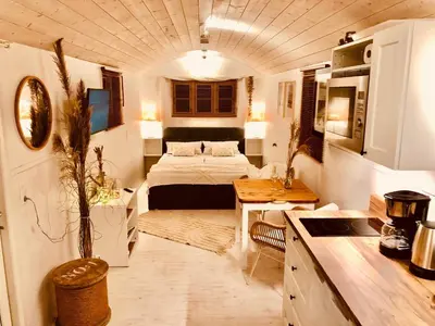 Ein Bett oder Betten in einem Zimmer der Unterkunft Zirkuswagen mit Outdoor Whirlpool und Garten