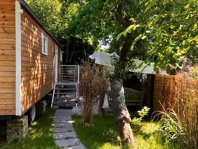 Ein Garten an der Unterkunft Zirkuswagen mit Outdoor Whirlpool und Garten