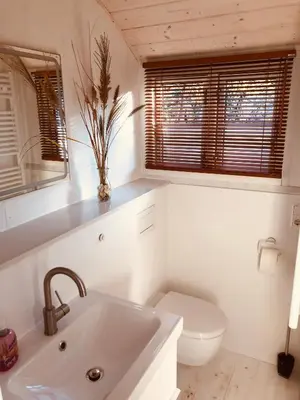 Ein Badezimmer in der Unterkunft Zirkuswagen mit Outdoor Whirlpool und Garten