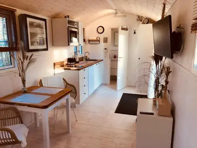 Küche/Küchenzeile in der Unterkunft Zirkuswagen mit Outdoor Whirlpool und Garten