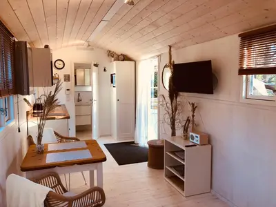 TV/Unterhaltungsangebot in der Unterkunft Zirkuswagen mit Outdoor Whirlpool und Garten