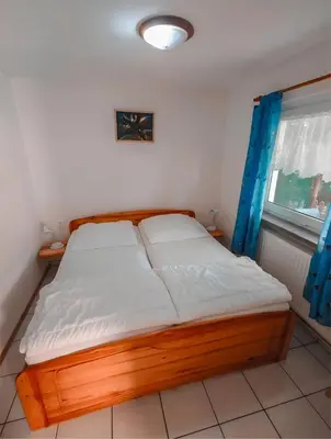 Ein Bett oder Betten in einem Zimmer der Unterkunft Ferienhäuser Heideröslein