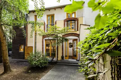 Das Gebäude in dem sich das Ferienhaus befindet
