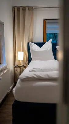Ein Bett oder Betten in einem Zimmer der Unterkunft Boxi Jungle House - unique in Friedrichshain - 3BR