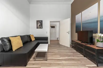 Ein Sitzbereich in der Unterkunft Holiday 33 Apartment K next to Alexanderplatz, 4 rooms with bathroom & guest toilet