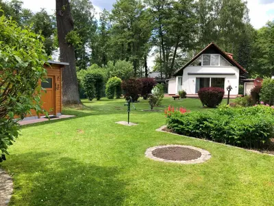 Ein Garten an der Unterkunft Ferienhaus direkt in Berlin an der Spree mit Sauna und Whirlpool