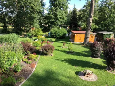 Ein Garten an der Unterkunft Ferienhaus direkt in Berlin an der Spree mit Sauna und Whirlpool