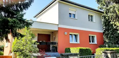 Das Gebäude in dem sich die Ferienwohnung befindet