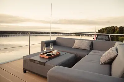 Ein Sitzbereich in der Unterkunft Hausboot TraumZeitBoot Jutta - exklusiver Festlieger in perfekter Lage am Scharmützelsee Bad Saarow