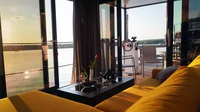 Blick auf einen Fluss in der Nähe des Bootes