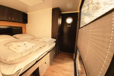 Ein Bett oder Betten in einem Zimmer der Unterkunft Hausboot TraumZeitBoot Jutta - exklusiver Festlieger in perfekter Lage am Scharmützelsee Bad Saarow