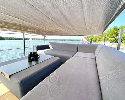 Ein Sitzbereich in der Unterkunft Hausboot TraumZeitBoot Jutta - exklusiver Festlieger in perfekter Lage am Scharmützelsee Bad Saarow