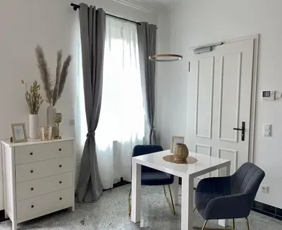 Ein Sitzbereich in der Unterkunft Luxuriöses Studio mit privatem Zugang zum See