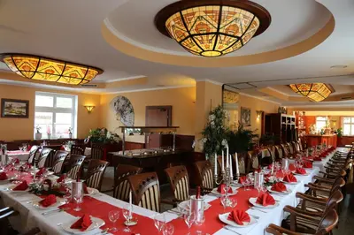 Ein Restaurant oder anderes Speiselokal in der Unterkunft Chau-Asiatisches-Restaurant und Pension