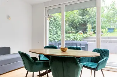 Ein Sitzbereich in der Unterkunft Global Living - Design Apartment I Central I Beamer I Kitchen I Terrace I Berlin