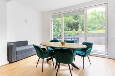 Ein Sitzbereich in der Unterkunft Global Living - Design Apartment I Central I Beamer I Kitchen I Terrace I Berlin