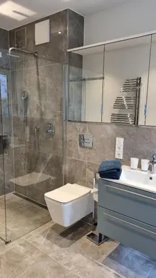 Ein Badezimmer in der Unterkunft 70 qm großes Apartment mit für Hunde geeignetem Garten zwischen Potsdam und Berlin
