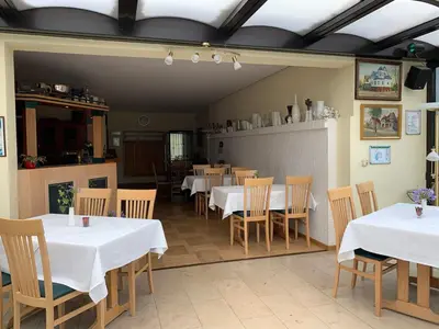Ein Restaurant oder anderes Speiselokal in der Unterkunft Hotel Blaufuchs