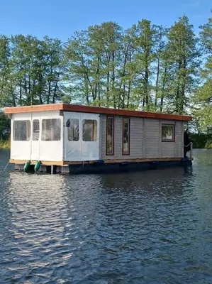 Blick auf einen Fluss in der Nähe des Bootes