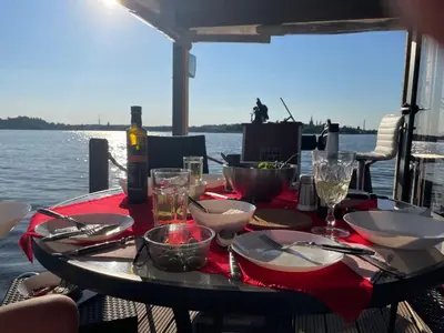 Blick auf einen Fluss in der Nähe des Bootes