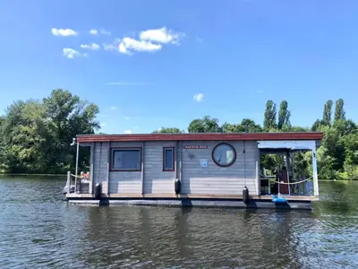 Blick auf einen Fluss in der Nähe des Bootes