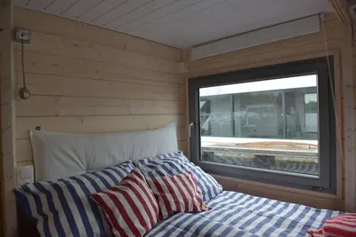 Ein Bett oder Betten in einem Zimmer der Unterkunft Hausboot NautikHus auf der Havel