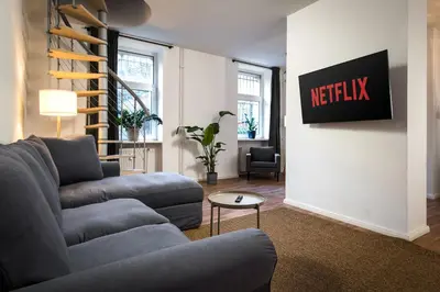 TV/Unterhaltungsangebot in der Unterkunft Sonnig & Helle Wohnung Alexanderplatz in 15min zu erreichen, Herthastraße sehr schön und groß für Gruppen geeignet