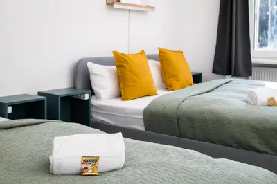 Ein Bett oder Betten in einem Zimmer der Unterkunft Sonnig & Helle Wohnung Alexanderplatz in 15min zu erreichen, Herthastraße sehr schön und groß für Gruppen geeignet