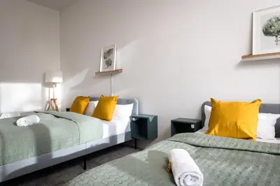 Ein Bett oder Betten in einem Zimmer der Unterkunft Sonnig & Helle Wohnung Alexanderplatz in 15min zu erreichen, Herthastraße sehr schön und groß für Gruppen geeignet