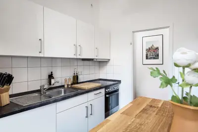 Küche/Küchenzeile in der Unterkunft Sonnig & Helle Wohnung Alexanderplatz in 15min zu erreichen, Herthastraße sehr schön und groß für Gruppen geeignet