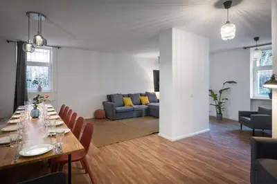 Ein Sitzbereich in der Unterkunft Sonnig & Helle Wohnung Alexanderplatz in 15min zu erreichen, Herthastraße sehr schön und groß für Gruppen geeignet