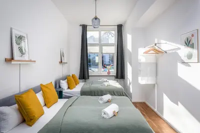 Ein Bett oder Betten in einem Zimmer der Unterkunft Sonnig & Helle Wohnung Alexanderplatz in 15min zu erreichen, Herthastraße sehr schön und groß für Gruppen geeignet