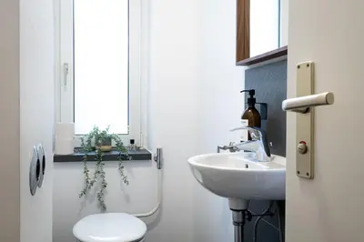 Ein Badezimmer in der Unterkunft Sonnig & Helle Wohnung Alexanderplatz in 15min zu erreichen, Herthastraße sehr schön und groß für Gruppen geeignet