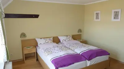 Ein Bett oder Betten in einem Zimmer der Unterkunft Pension Zur Mühle