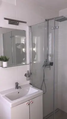 Ein Badezimmer in der Unterkunft Moderne Ferienwohnungen mit Terrasse, Pool, Wallbox & Spielplatz in den Götzer Bergen - ideal für Ihren Berlin-Besuch und auch für Gruppen bis zu 40 Personen geeignet