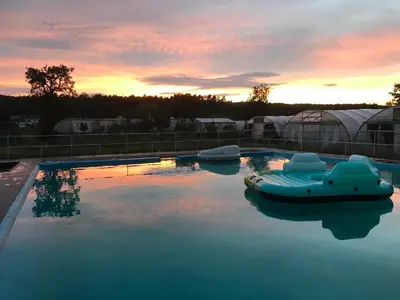 Der Swimmingpool an oder in der Nähe von Moderne Ferienwohnungen mit Terrasse, Pool, Wallbox & Spielplatz in den Götzer Bergen - ideal für Ihren Berlin-Besuch und auch für Gruppen bis zu 40 Personen geeignet