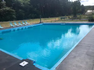 Der Swimmingpool an oder in der Nähe von Moderne Ferienwohnungen mit Terrasse, Pool, Wallbox & Spielplatz in den Götzer Bergen - ideal für Ihren Berlin-Besuch und auch für Gruppen bis zu 40 Personen geeignet
