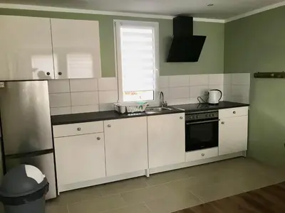 Küche/Küchenzeile in der Unterkunft Moderne Ferienwohnungen mit Terrasse, Pool, Wallbox & Spielplatz in den Götzer Bergen - ideal für Ihren Berlin-Besuch und auch für Gruppen bis zu 40 Personen geeignet