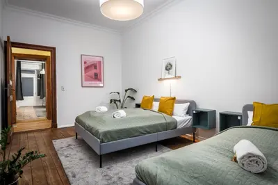 Ein Bett oder Betten in einem Zimmer der Unterkunft Super Zentral super schöner Altbau in Moabit Rostockerstraße im Herzen von Berlin für bis zu 6 Personen