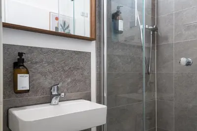 Ein Badezimmer in der Unterkunft Super Zentral super schöner Altbau in Moabit Rostockerstraße im Herzen von Berlin für bis zu 6 Personen