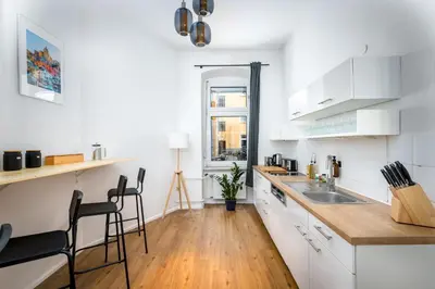 Küche/Küchenzeile in der Unterkunft Super Zentral super schöner Altbau in Moabit Rostockerstraße im Herzen von Berlin für bis zu 6 Personen