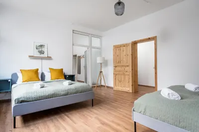 Ein Bett oder Betten in einem Zimmer der Unterkunft Ruhig Hell Wohnen im Grünen in Köpenick füßläufig zum Wasser 25min bis Flughafen