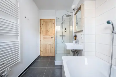 Ein Badezimmer in der Unterkunft Ruhig Hell Wohnen im Grünen in Köpenick füßläufig zum Wasser 25min bis Flughafen