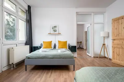 Ein Bett oder Betten in einem Zimmer der Unterkunft Ruhig Hell Wohnen im Grünen in Köpenick füßläufig zum Wasser 25min bis Flughafen